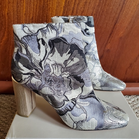 NIB POUR LA VICTOIRE Rickie Brocade Steel Grey High Heel Ankle Boots sz 10 - Picture 7 of 16